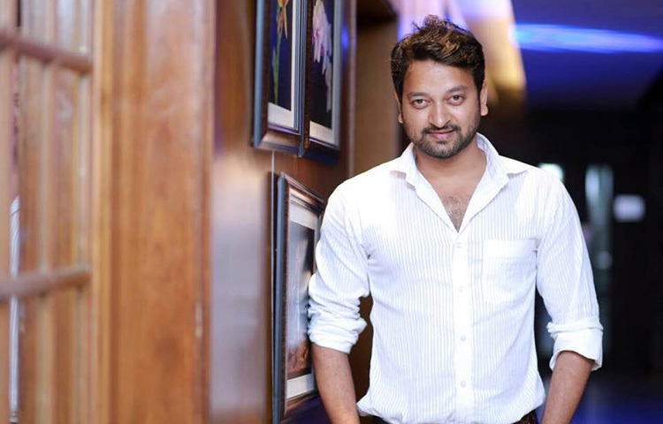 সাদা শার্টে আকর্ষণীয় সায়মন। ছবি: ফেসবুক