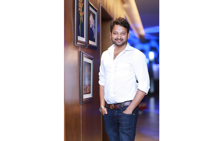 মোশাররফ হোসেন খান নামের একজন ভক্ত সায়মনের ছবিতে কমেন্ট করেছেন, ‘রিপ্লাই না দিলে ৭ দিন ভাত খামু না পরে আমি সহ অনেকে কষ্ট পাবে। না খেয়ে মরে গেলে এইভাবে ভক্ত কমে যাবে।’ ছবি: ফেসবুক