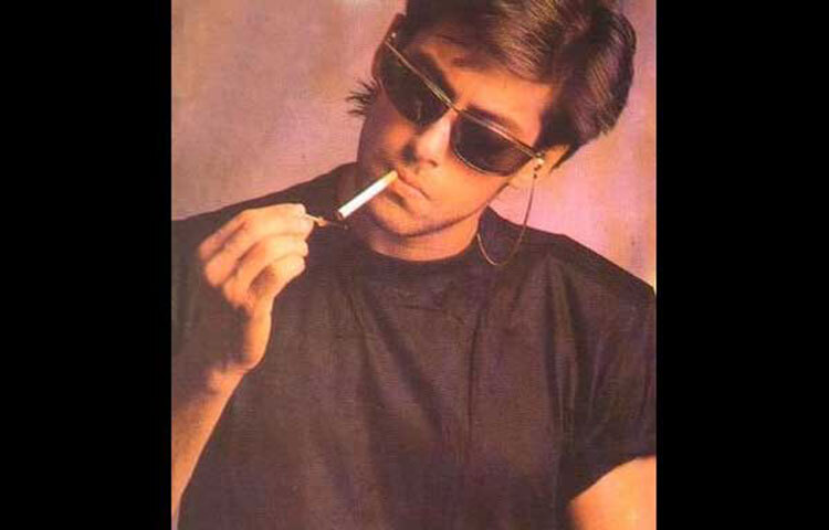 অতিরিক্ত ধূমপানে এমন পরিস্থিতিতে পড়েছিলেন যে সালমান খানের চোয়ালে অস্ত্রোপচার করতে হয়েছে। কিন্তু তাতেও নেশা ছাড়তে পারেননি সালমান খান। কিন্তু ধূমপান কমিয়ে ফেলতে বাধ্য হন। মাঝে মাঝে পরিস্থিতি এমন হয়, তিনি জিভে সিগারেট রেখে, না জ্বালিয়ে খানিকক্ষণ মুখে রেখে সেটা ফেলে দেওয়ার অভ্যাস করেন। ছবি: সংগৃহীত