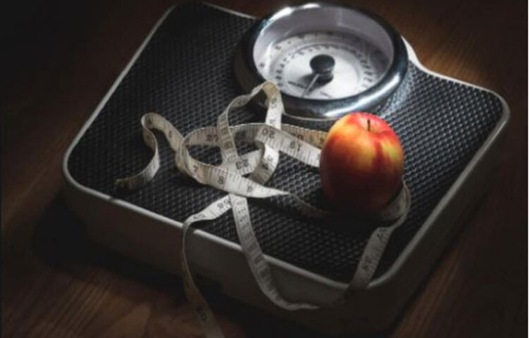 ডায়াবেটিস নিয়ন্ত্রণ করতে নিয়মিত শরীরচর্চা করুন। ডায়াবেটিস নিয়ন্ত্রণে রাখতে শরীরচর্চা খুবই উল্লেখযোগ্য ভূমিকা নিতে পারে। তবে এক্ষেত্রে কিছু বিষয় মেনে চলা জরুরি। নিয়মিত ব্যায়াম বা শরীরচর্চা শুরু করার আগে একবার চিকিৎসকের সঙ্গে আলোচনা করে নেয়া ভালো। মনে রাখবেন, দিনে অল্পবিস্তর বা সপ্তাহে অন্তত তিনবার শরীরচর্চা আপনার অতিরিক্ত ওজন কমায়। আপনাকে সুস্থ রাখে।