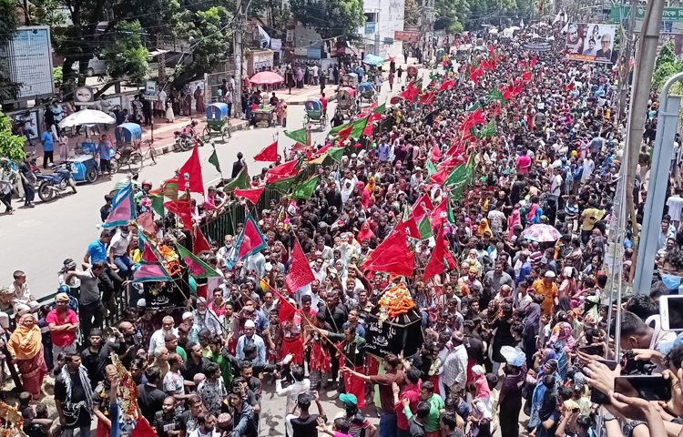 মহররম মাসের ১০ তারিখ আশুরা হিসেবে পালন করে বিশ্ব মুসলিম সম্প্রদায়। করোনার প্রাদুর্ভাবে দুই বছর বন্ধ থাকার পর এবার যথাযথ ধর্মীয় ভাবগাম্ভীর্যের মাধ্যমে রাজধানীতে ঐতিহ্যবাহী তাজিয়া মিছিল বের হয়েছে। আজ সকাল ১০টায় রাজধানীর হোসেনি দালান থেকে তাজিয়া মিছিলটি বের হয়ে চকবাজার, লালবাগ, আজিমপুর, নীলক্ষেত, নিউমার্কেট ও সাইন্সল্যাব হয়ে ধানমন্ডি ২ নম্বরে গিয়ে শেষ হয়।