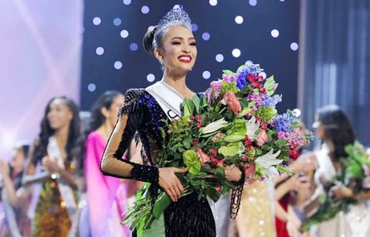 এবারের মিস ইউনিভার্স নির্বাচিত হয়েছেন যুক্তরাষ্ট্রের আর’বনি গ্যাব্রিয়েল। বিশ্বের ৮৪ প্রতিযোগীকে পেছনে ফেলে মিস ইউনিভার্সের ৭১তম আসরে সেরার মুকুট জিতে নিলেন গ্যাব্রিয়েল। তিনি যুক্তরাষ্ট্রের টেক্সাসের বাসিন্দা। গ্যাব্রিয়েল মডেল হিসেবেও বেশ জনপ্রিয়। যুক্তরাষ্ট্রের লুইজিয়ানা রাজ্যের একটি কনভেনশন সেন্টারে জমকালো আয়োজনে বিজয়ীর নাম ঘোষণা করেছে মিস ইউনিভার্স কর্তৃপক্ষ। ঘোষণার পর আর’বনি গ্যাব্রিয়েলকে মুকুট পরিয়ে দেন মিস ইউনিভার্সের গতবারের বিজয়ী ভারতীয় মডেল, অভিনেত্রী হারনাজ সান্ধু। মুকুট পরিয়ে দেওয়ার সময় তুমুল করতালিতে নতুন মিস ইউনিভার্সকে অভিনন্দন জানান হলভর্তি দর্শক ও অন্যান্য প্রতিযোগীরা। ছবি- সংগৃহিত