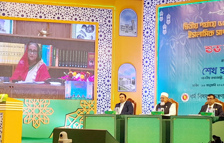 আরও ৫০ মডেল মসজিদ ও ইসলামিক সাংস্কৃতিক কেন্দ্র উদ্বোধন করলেন প্রধানমন্ত্রী শেখ হাসিনা। আজ সকালে গণভবন থেকে ভার্চুয়ালি যুক্ত হয়ে প্রধানমন্ত্রী এসব মডেল মসজিদের উদ্বোধন করেন। এসময় ধর্ম বিষয়ক প্রতিমন্ত্রী মো. ফরিদুল হক খানসহ অন্যান্য কর্মকর্তারা রাজধানীর ওসমানী স্মৃতি মিলনায়তনে উপস্থিত ছিলেন। ছবি- জাগো নিউজ