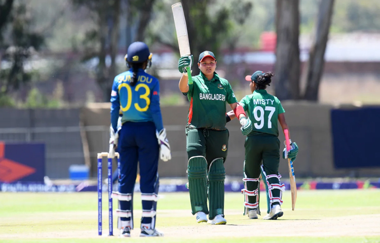 টি-টোয়েন্টি বিশ্বকাপে প্রথম ম্যাচে অস্ট্রেলিয়ার মত শক্তিশালী দলকে হারিয়ে হইচই ফেলে দিয়েছিল বাংলাদেশ অনূর্ধ্ব-১৯ নারী ক্রিকেট দল। সেই জয় যে অঘটন ছিল না, সেটি বাংলাদেশের মেয়েরা দেখিয়ে দিলো পরের ম্যাচে শ্রীলঙ্কাকেও হারিয়ে। বেনোনিতে 'এ' গ্রুপের ম্যাচে আজ শ্রীলঙ্কাকে ৯ রানে হারিয়েছে অনূর্ধ্ব-১৯ দলের মেয়েরা। টানা দুই জয়ে বিশ্বকাপের সুপার সিক্স প্রায় নিশ্চিত হয়ে গেছে তাদের। ছবি- সংগৃহিত