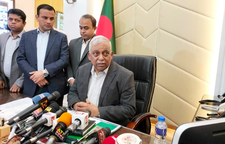 র‌্যাবের ওপর থেকে মার্কিন নিষেধাজ্ঞা শিগগির উঠবে বলে আশা প্রকাশ করেছেন স্বরাষ্ট্রমন্ত্রী আসাদুজ্জামান খান কামাল। আজ সচিবালয়ে নিজ দপ্তরে সাংবাদিকদের সঙ্গে আলাপকালে স্বরাষ্ট্রমন্ত্রী এ আশাবাদের কথা জানান। ছবি- জাগো নিউজ