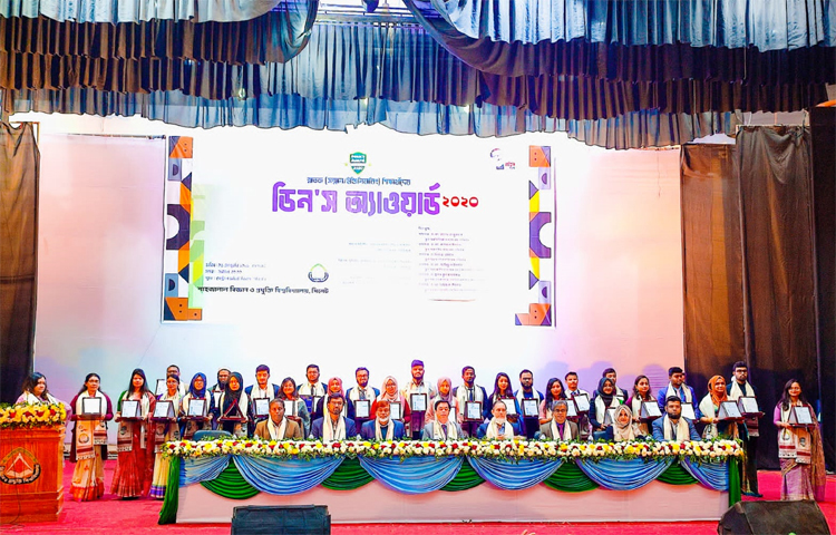 শাহজালাল বিজ্ঞান ও প্রযুক্তি বিশ্ববিদ্যালয়ে ডিনস অ্যাওয়ার্ড-২০২০ প্রদান করেছে বিশ্ববিদ্যালয় কর্তৃপক্ষ। প্রথমবারের মতো এ ডিনস অ্যাওয়ার্ড পেয়েছেন বিশ্ববিদ্যালয়ের ছয়টি অনুষদের ২৭ জন শিক্ষার্থী। আজ সকাল ১০টায় বিশ্ববিদ্যালয়ের কেন্দ্রীয় মিলনায়তনে এ অ্যাওয়ার্ড প্রদান অনুষ্ঠানের আয়োজন করা হয়। অনুষ্ঠান শেষে অ্যাওয়ার্ডপ্রাপ্তদের ক্রেস্ট, সনদপত্র ও নগদ ১০ হাজার টাকা উপহার হিসেবে প্রদান করেন আমন্ত্রিত অতিথিরা। ছবি- জাগো নিউজ