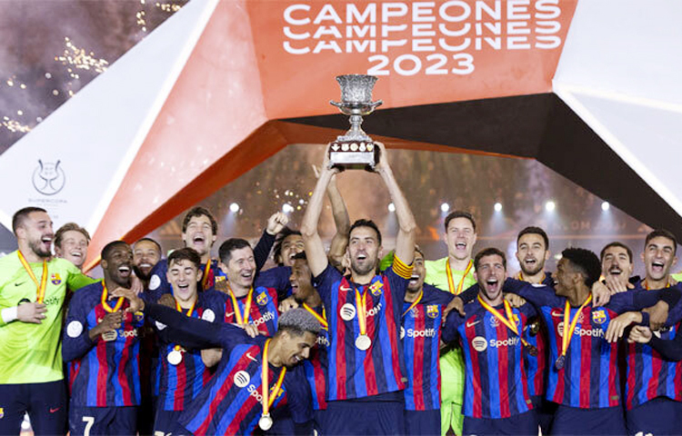 জাভি হার্নান্দেজ কোচ হওয়ার পর প্রায় দেড়টি মৌসুম কেটে গেছে; কিন্তু এখনও পর্যন্ত কোনো শিরোপার নাগাল পায়নি বার্সেলোনা। অবশেষে সুপার এল ক্ল্যাসিকোয় রিয়াল মাদ্রিদকে হারিয়েই প্রথম শিরোপার দেখা পেলেন তিনি। রোববার রাতে সৌদি আরবের রাজধানী রিয়াদের কিং ফাহাদ স্টেডিয়ামে অনুষ্ঠিত স্প্যানিশ সুপার কাপের ফাইনালে রিয়ালকে ৩-১ গোলে বিধ্বস্ত করেছে বার্সেলোনা। সে সঙ্গে মৌসুমের প্রথম শিরোপাও জিতে নিলো কাতালানরা। ছবি- সংগৃহিত