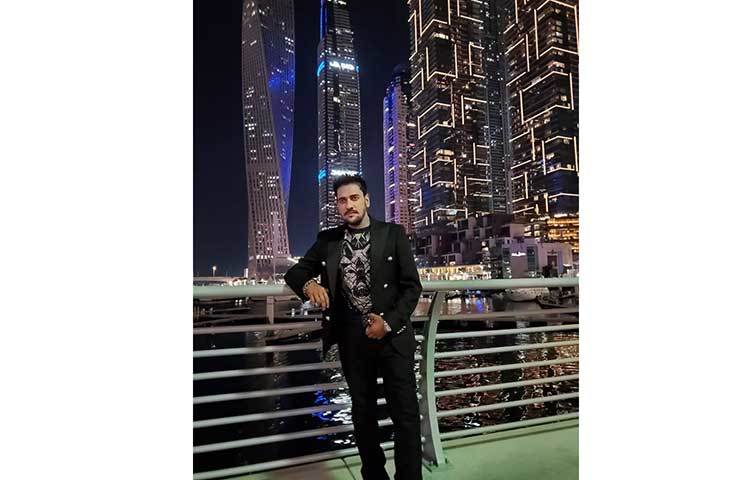 চিত্রনায়ক অনন্ত জলিল দুবাই বসে ভক্তদের জানিয়েছেন ‘হ্যাপি নিউ ইয়ার’।