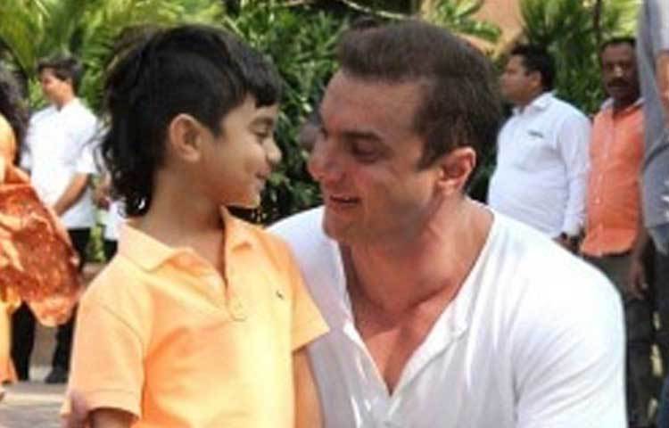 ২০১৪ সালে সারোগেসির সাহায্যে জন্ম নেয় সোহেল খান এবং তার স্ত্রী সীমার দ্বিতীয় পুত্র। নাম রাখা হয় ইয়োহান।