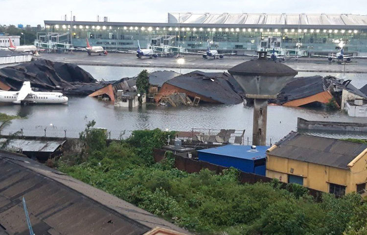 পানিতে ডুবে যাওয়া কলকাতার নেতাজি সুভাষচন্দ্র বসু আন্তর্জাতিক বিমানবন্দর। দাঁড়িয়ে থাকা বিমানগুলো ভাসছে খেলনা নৌকার মতো।