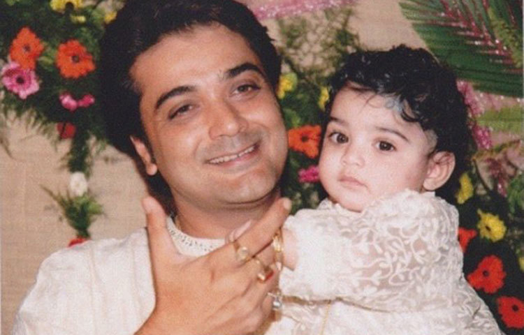 টালিগঞ্জের সুপারস্টার প্রসেনজিৎ ও অর্পিতা চট্টোপাধ্যায়ের ছেলে তৃষাণজিত ওরফে মিশুক। একেবারে বুম্বাদার মুখ বসানো বললেও ক্ষতি নেই। জন্মদিনে ছেলের সঙ্গে ছোটবেলার ছবি শেয়ার করেছিলেন অভিনেতা।