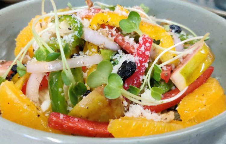 সালাদ শুধু মাত্র সাইড ডিশ নয়। তা পুষ্টির অন্যতম অংশও বটে। নিজের ১০ ফুট বাই ১০ ফুট ঘরে সালাদ তৈরির অন্যতম উপাদান মাইক্রোগ্রিন চাষ করেই আজ সফল ব্যবসায়ী তামিলনাড়ুর বিধ্যাধরন নারায়ণ।