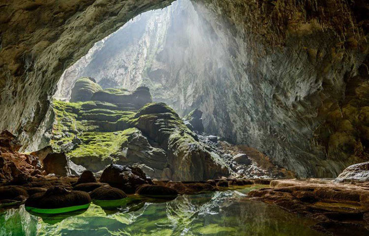 বলা হয় প্রতি বছর মাউন্ট এভারেস্ট অভিযানে যত জন সামিল হন, তার থেকে কম মানুষের পা পড়ে এই গুহায়। এতটাই দুর্গম সে গুহা। ভিয়েতনাম ও লাওসের সীমান্তে হাং সং ডুং বা সং ডুং গুহা বিশ্বের বৃহত্তম প্রাকৃতিক গুহা। স্থানীয় ভাষায় এর নামকরণের অর্থ পাহাড়ের গুহা বা পাহাড়ি নদীর গুহা।