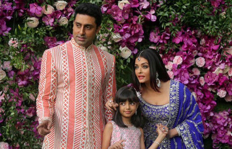 সালমান খান থেকে বিবেক ওবেরয়। তখন একের পর এক সম্পর্কের ভাঙাগড়ার মধ্যে দিয়ে এগোচ্ছেন ঐশ্বর্যা। সে সময় কাছের বন্ধু ছিলেন যে কয়েক জন, তাদের মধ্যে অন্যতম অভিষেক বচ্চন। অবশ্য দু’জনের কেউই তখন জানতেন না একদিন সেই বন্ধুত্ব বদলে যাবে দাম্পত্যে।
