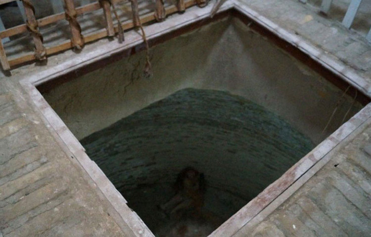 মধ্য এশিয়া দখলে ব্রিটিশ ও রাশিয়ানদের মধ্যে তখন চলছে শক্তির লড়াই। বুখারা, খিবা, খোকান্ড সে সময় বাণিজ্য পথের গুরুত্বপূর্ণ শহর।