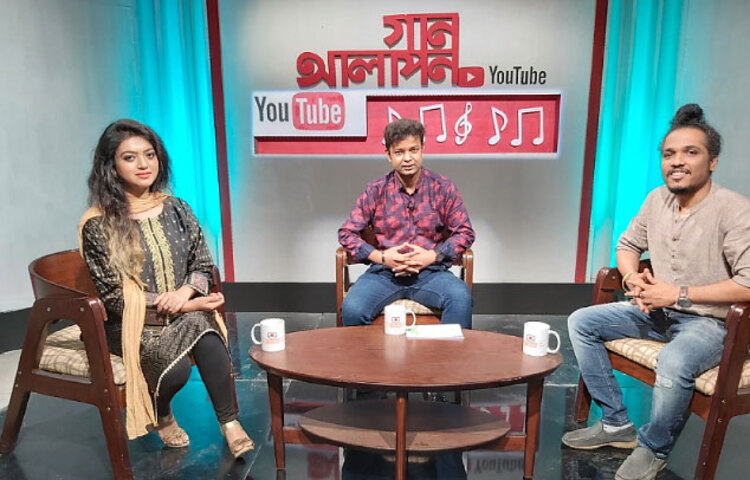 এ অনুষ্ঠানে উপস্থাপক তাদের সঙ্গে সংগীতবিষয়ক আলোচনা করেন, আর আলোচনার ফাঁকে ফাঁকে থাকে মিউজিক ভিডিও। তবে এক্ষেত্রে প্রাধান্য দেওয়া হয় উপস্থিত শিল্পী যুগলের নতুন মিউজিক ভিডিওকে।