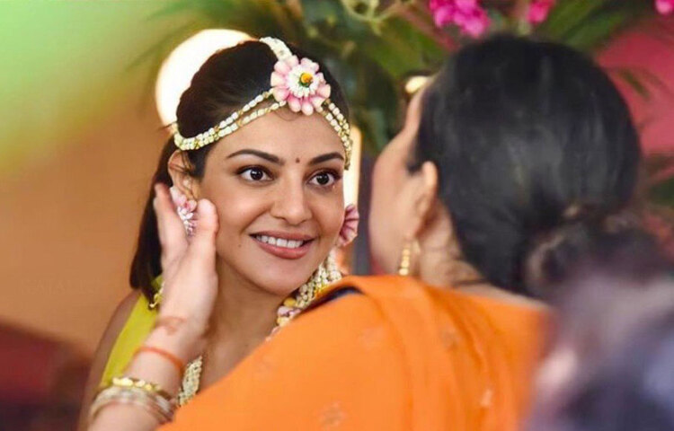 দেওয়ালি শুরুর আগেই আলো ঝলমলে অভিনেত্রী কাজল আগরওয়ালের বাড়িতে। হবে না-ই বা কেন? শুক্রবার গৌতম কিচলুর সঙ্গে যে সাত পাকে বাঁধা পড়বেন তিনি। বিয়ের আগে বুধবার মুম্বাইয়ের বাড়িতে অনুষ্ঠিত হয়েছে কাজলের গায়েহলুদ এবং মেহেদির অনুষ্ঠান।