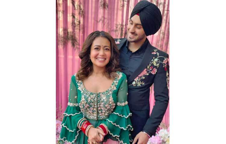 স্বামী রোহান প্রীতকে নিয়ে লোহরি উৎসবের সাজে নেহা। ছবি: ফেসবুক