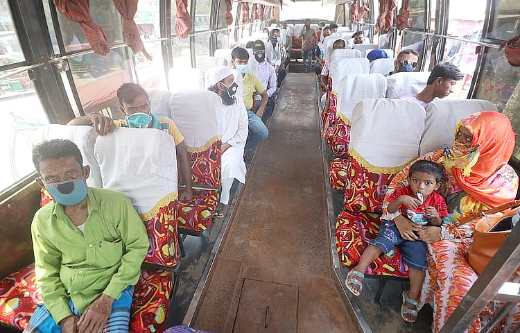 আন্তঃজেলাসহ সব ধরনের গণপরিবহন আসন সংখ্যার অর্ধেক যাত্রী নিয়ে চলাচল করতে পারবে। তবে অবশ্যই যাত্রীসহ সংশ্লিষ্ট সবাইকে মাস্ক পরিধানসহ সকল স্বাস্থ্যবিধি মানতে হবে। ছবি : সংগৃহীত