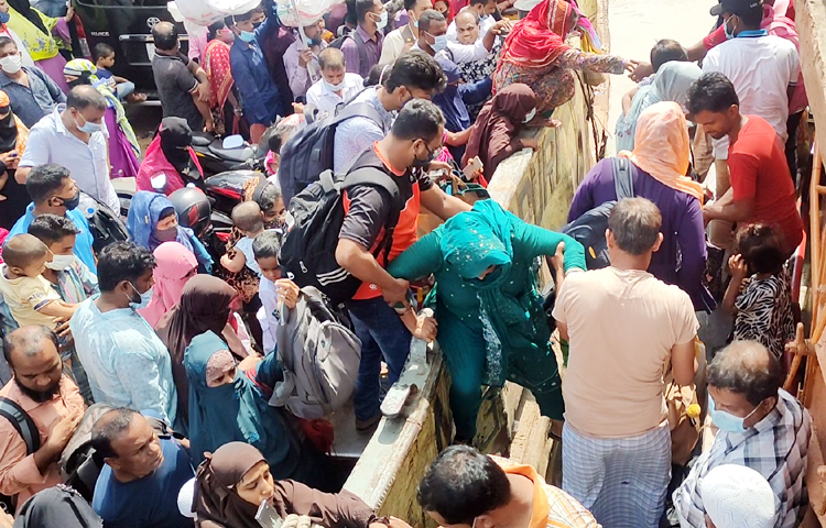 করোনা সংক্রমণ ঠেকাতে সারাদেশে কঠোর লকডাউনের ঘোষণায় শিমুলিয়া-বাংলাবাজার নৌরুটে যাত্রীর চাপ বেড়েছে। ফেরি পারাপার হচ্ছেন হাজারও মানুষ। ছবি : আরাফাত রায়হান সাকিব