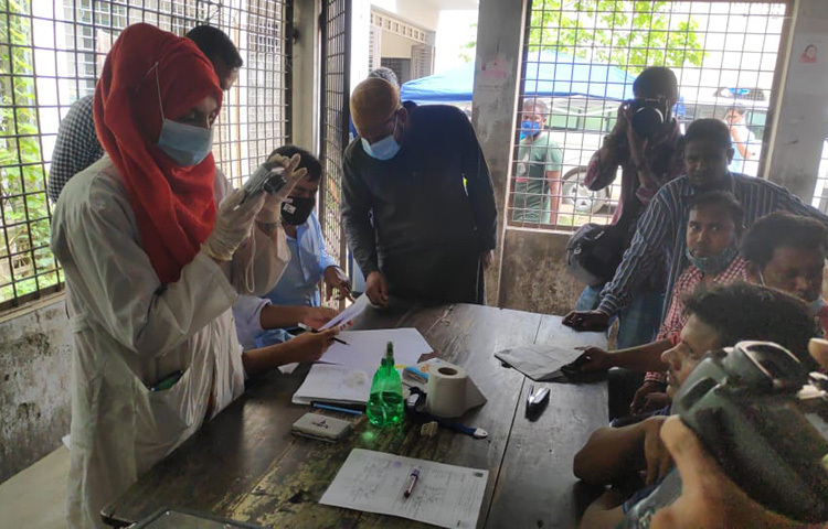 নারায়ণগঞ্জের রূপগঞ্জে অগ্নিকাণ্ডে পুড়ে যাওয়া মরদেহ শনাক্তের জন্য স্বজনদের ডিএনএ টেস্ট করা হচ্ছে। ছবি: জাগো নিউজ