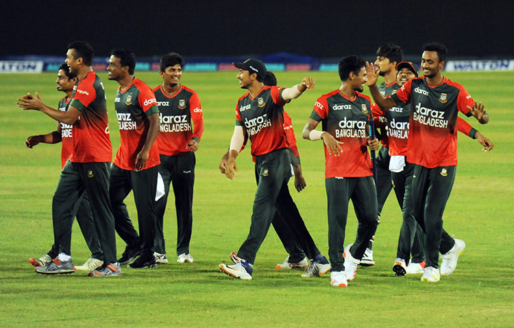 অস্ট্রেলিয়ার জয়ের লক্ষ্য ছিল ১২৮ রানের। শ্বাসরুদ্ধকর এক লড়াই গড়িয়েছে শেষ ওভার পর্যন্ত। ওই ওভারে অস্ট্রেলিয়ার দরকার পড়ে ২২ রান। তরুণ মাহেদি হাসান ওভারের প্রথম বলেই ছক্কা হজম করে বসলে শঙ্কা ভর করে টাইগার শিবিরে। ছবি: সংগৃহীত