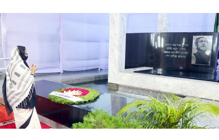 জাতির পিতা বঙ্গবন্ধু শেখ মুজিবুর রহমানের প্রতিকৃতিতে শ্রদ্ধা নিবেদন করেছেন প্রধানমন্ত্রী শেখ হাসিনা। আজ সাড়ে ৫টায় ধানমন্ডি ৩২ নম্বরের প্রতিকৃতিতে পুষ্পস্তবক অর্পণ করে শ্রদ্ধা জানান প্রধানমন্ত্রী। এ সময় বিউগলে বেজে ওঠে করুণ সুর। কিছুক্ষণ নীরবে দাঁড়িয়ে থাকেন তিনি। ছবি: সংগৃহীত