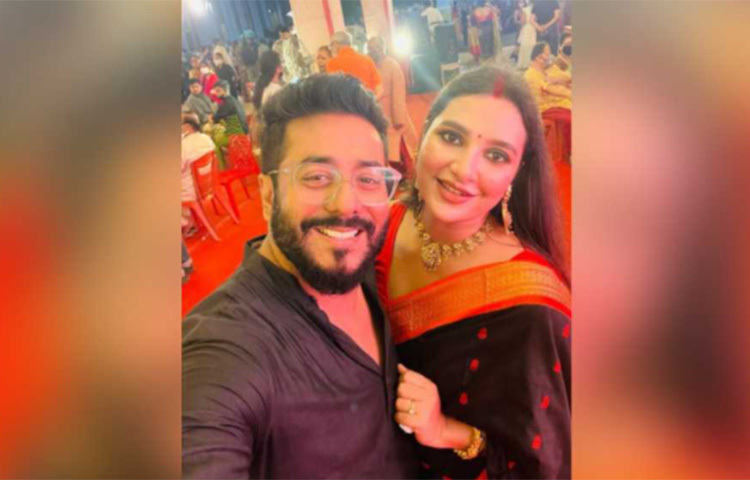 পূজার সাজে রাজ-শুভশ্রী। ছবি: সংগৃহীত