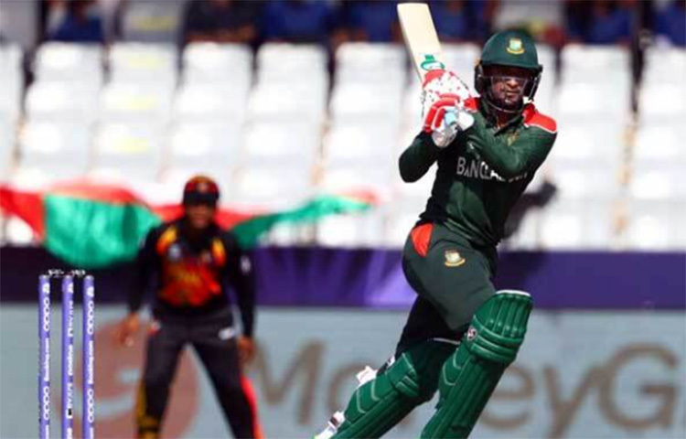 ৩৭ বলে ৪৬ রানের ইনিংস খেলে আউট হলেন সাকিব। ৩টি ছক্কার মার ছিল তার ইনিংসে। এখন দুর্দান্ত গতিতে এগিয়ে যাচ্ছে বাংলাদেশ। ছবি: সংগৃহীত