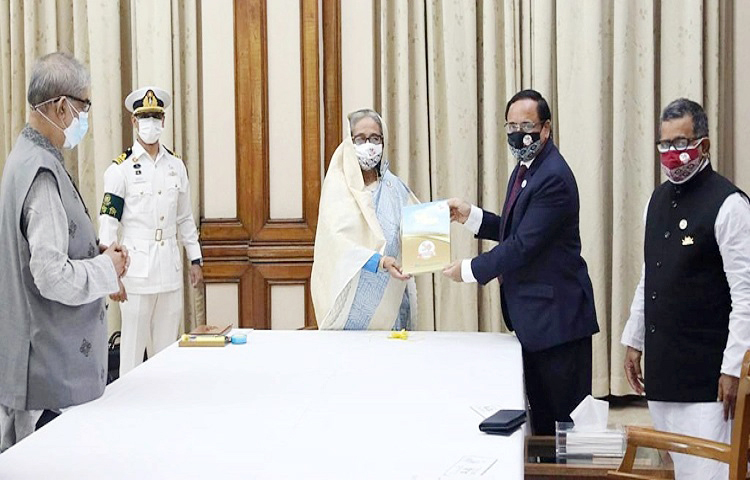 বিমান বাংলাদেশ এয়ারলাইন্স লিমিটেডের সুবর্ণজয়ন্তী উপলক্ষ্যে প্রকাশিত স্মারক ডাকটিকিট অবমুক্তকরণ, উদ্বোধনী খাম উন্মোচন এবং শুভেচ্ছা স্মারক গ্রহণ করেছেন প্রধানমন্ত্রী শেখ হাসিনা। ছবি: সংগৃহীত