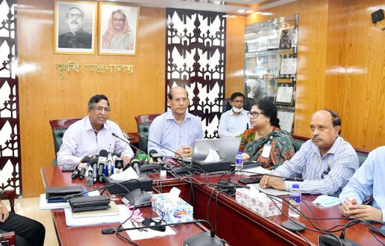 ইউরিয়া সারের দাম কেজিপ্রতি ছয় টাকা বাড়নোকে কেন্দ্র করে কেউ সংকট তৈরি করলে কঠোর শাস্তিমূলক ব্যবস্থা নেওয়া হবে বলে জানিয়েছেন কৃষিমন্ত্রী ড. মো. আব্দুর রাজ্জাক। আজ সচিবালয়ে সারের দাম বৃদ্ধি ও মজুতসহ সার্বিক বিষয় নিয়ে সংবাদ সম্মেলনে তিনি এ কথা বলেন। ছবি: সংগৃহীত