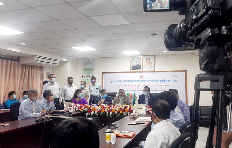 করোনা টিকার দ্বিতীয় ডোজ নেওয়ার চার মাস পর বুস্টার ডোজ দেওয়া যাবে বলে জানিয়েছেন স্বাস্থ্য ও পরিবার কল্যাণ মন্ত্রী জাহিদ মালেক। ছবি: জাগো নিউজ