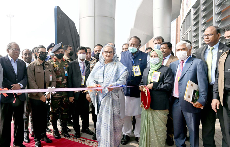 আজ রাজধানীর পূর্বাচলে বঙ্গবন্ধু বাংলাদেশ-চায়না ফ্রেন্ডশিপ এক্সিবিশন সেন্টারে (বিবিসিএফইসি) আন্তর্জাতিক বাণিজ্যমেলা-২০২৩ এর উদ্বোধন করেন প্রধানমন্ত্রী শেখ হাসিনা। ছবি: পিআইডি