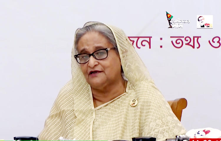জাতীয় চলচ্চিত্র পুরস্কার প্রদান অনুষ্ঠানে শিল্পীদের পাশে দাঁড়াতে বিত্তবানদের প্রতি আহ্বান জানিয়েছেন প্রধানমন্ত্রী শেখ হাসিনা। ছবি: সংগৃহীত