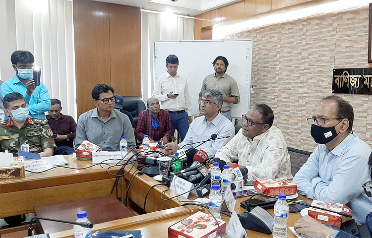 আজ দুপুরে সচিবালয়ে বাণিজ্য মন্ত্রণালয়ের সম্মেলন কক্ষে দ্রব্যমূল্য ও বাজার পরিস্থিতি পর্যালোচনা সংক্রান্ত টাস্কফোর্স কমিটির দ্বিতীয় সভায় বক্তব্য রাখছেন বাণিজ্যমন্ত্রী টিপু মুনশি। ছবি: জাগো নিউজ