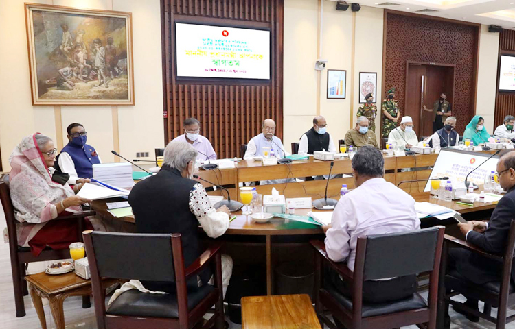 আজ আগারগাঁওয়ের এনইসি সম্মেলন কক্ষে জাতীয় অর্থনৈতিক পরিষদের নির্বাহী কমিটির (একনেক) সভায় দুই বছরেরও বেশি সময় পর সশরীরে সভাপতিত্ব করেন প্রধানমন্ত্রী শেখ হাসিনা। ছবি: পিআইডি