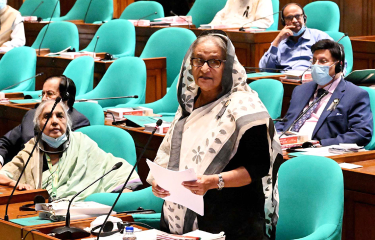 দেশে জ্বালানি তেলের নিরবচ্ছিন্ন সরবরাহ অব্যাহত থাকবে বলে জানিয়েছেন প্রধানমন্ত্রী শেখ হাসিনা। আজ জাতীয় সংসদে নির্ধারিত প্রশ্নোত্তর পর্বে নাটোর-১ আসনের সংসদ সদস্য মো. শহিদুল ইসলাম বকুলের প্রশ্নের জবাবে তিনি এ কথা বলেন। ছবি: পিআইডি