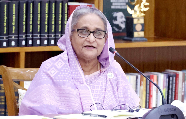 ব্যবসায়ীদের জন্য আওয়ামী লীগ সরকারের নেওয়া নানা পদক্ষেপের কথা স্মরণ করিয়ে দিয়ে তাদের দেশ ও মানুষের কথা ভাবতে বলেছেন প্রধানমন্ত্রী শেখ হাসিনা। আজ গণভবনে ভোগ্যপণ্য আমদানি ও রপ্তানিকারকদের সঙ্গে মতবিনিময়কালে তিনি এ আহ্বান জানান। ছবি: পিআইডি