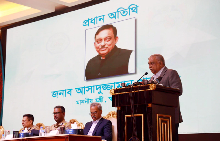 ‘বাংলাদেশ ভালো আছে’ বলে মন্তব্য করেছেন স্বরাষ্ট্রমন্ত্রী আসাদুজ্জামান খান কামাল। তিনি বলেন, ‘সারা পৃথিবীর বাস্তবতায় বাংলাদেশ আতঙ্কিত হওয়ার মতো অবস্থায় নেই।’ আজ দুপুরে রাজারবাগ পুলিশ অডিটোরিয়ামে এক অনুষ্ঠানে তিনি এ কথা বলেন। ছবি: জাগো নিউজ