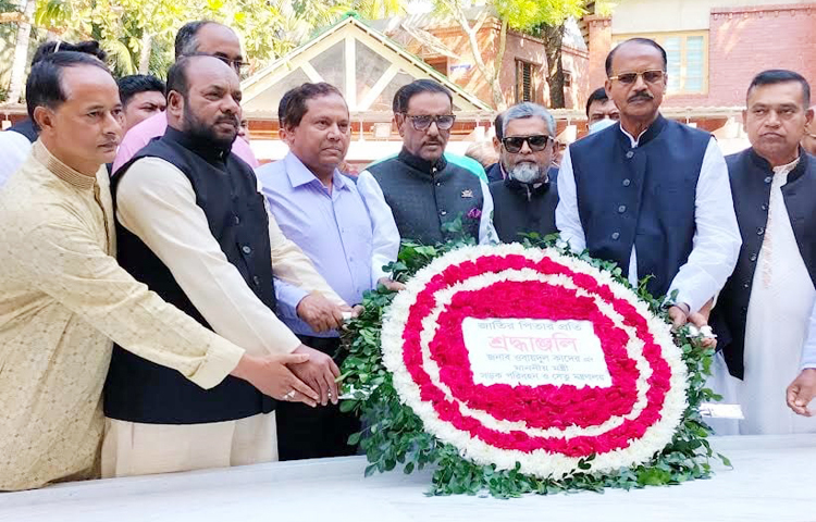 বঙ্গবন্ধু শেখ মুজিবুর রহমানের সমাধিতে ফুল দিয়ে শ্রদ্ধা জানিয়েছেন আওয়ামী লীগের সাধারণ সম্পাদক এবং সড়ক পরিবহন ও সেতুমন্ত্রী ওবায়দুল কাদের। বৃহস্পতিবার বেলা ১১টার দিকে গোপালগঞ্জের টুঙ্গিপাড়ায় পৌঁছে তিনি শ্রদ্ধা জানান।