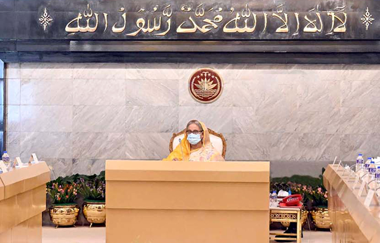 অনিয়ম রোধে কার্ডের মাধ্যমে ওএমএসের (খোলা বাজারে বিক্রি) চাল ও আটা বিক্রির নির্দেশ দিয়েছেন । আজ প্রধানমন্ত্রীর কার্যালয়ে মন্ত্রিসভা বৈঠকে তিনি এ নির্দেশ দেন। বৈঠক শেষে সচিবালয়ে মন্ত্রিপরিষদ সচিব মো. মাহবুব হোসেন সাংবাদিকদের এ তথ্য জানান। ছবি- সংগৃহিত