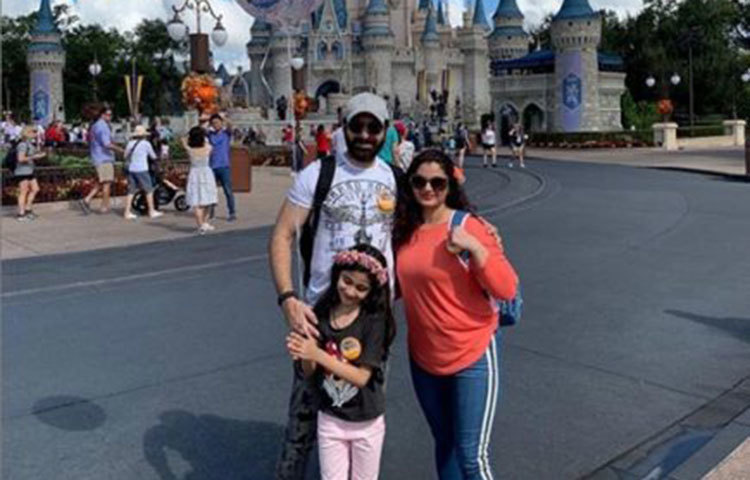 কিছুদিন আগেই মেয়ে ও স্ত্রীকে নিয়ে নিউ ইয়র্কে ঘুরতে গিয়েছিলেন অভিনেতা। সেখানেই স্ট্যাচু অফ লিবার্টির সামনে তোলা এই ছবি।