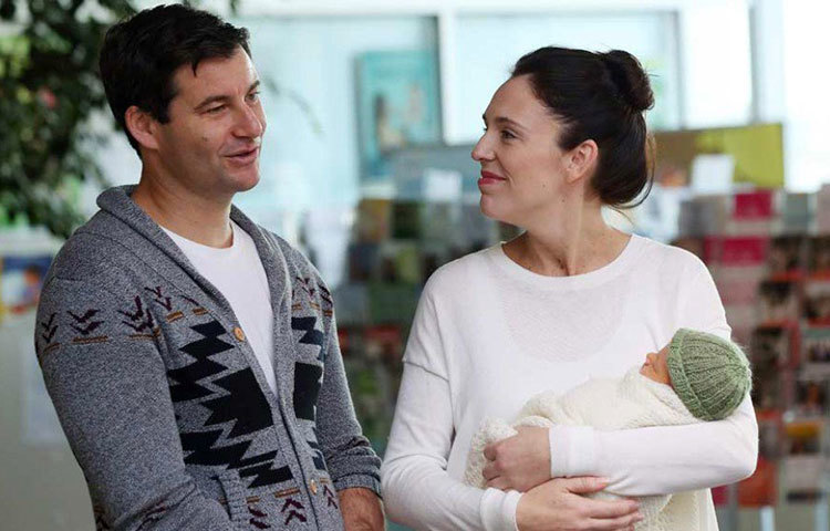 জেসিন্ডা আর্ডার্ন বলেছিলেন, দেশবাসী যেন নিজের বাড়িতেই থাকেন। একজন মা হিসেবে তিনিও বোঝেন, বাচ্চাদের পার্কে না নিয়ে গেলে কী হয়। কিন্তু একইসঙ্গে সতর্ক করেন যে, খোলা জায়গায় ৭২ ঘণ্টা অবধি জীবিত থাকে কোভিড জীবাণু।