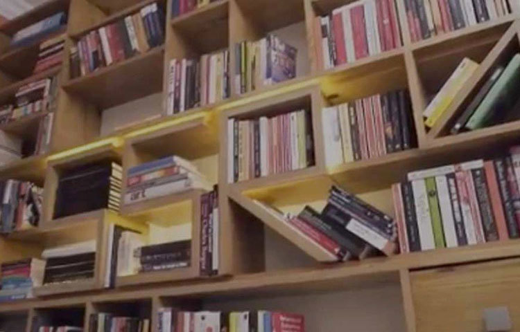 বিভিন্ন বিষয়ের উপর পড়াশোনা করতে ভালবাসতেন সুশান্ত। লিভিং রুমের দেওয়াল জুড়ে বুকশেলফ। সযত্নে সাজানো পেপারব্যাক ও হার্ডকভার।