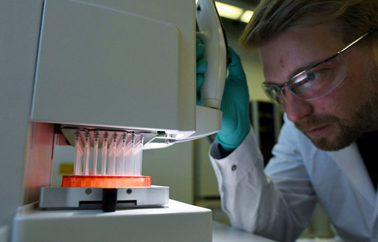 চীন বা ইংল্যান্ডের পাশাপাশি আমেরিকার সংস্থাগুলোও টিকা তৈরির কাজে আশার আলো দেখাচ্ছে। আমেরিকার নোভাভ্যাক্স, মডার্না ভ্যাকসিন তৈরিতে উল্লেখযোগ্য নাম। নোভাভ্যাক্সের টিকা এখন রয়েছে দ্বিতীয় ধাপে। অন্যদিকে, মডার্নার তৈরি টিকা তৃতীয় পর্যায়ে পৌঁছে গিয়েছে।