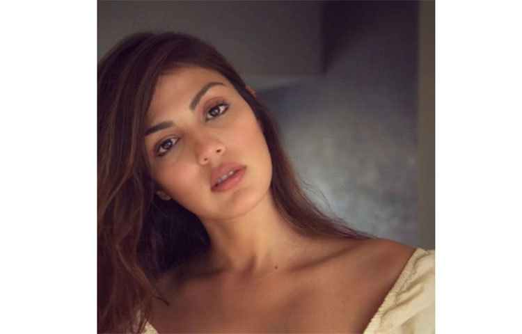 এফআইআরে উল্লেখ করা হয়েছে, সুশান্রে ফোনের সিম কার্ড পালটে ফেলেন রিয়া, যাতে পরিবারের লোক তার সঙ্গে যোগাযোগ করতে না পারে।