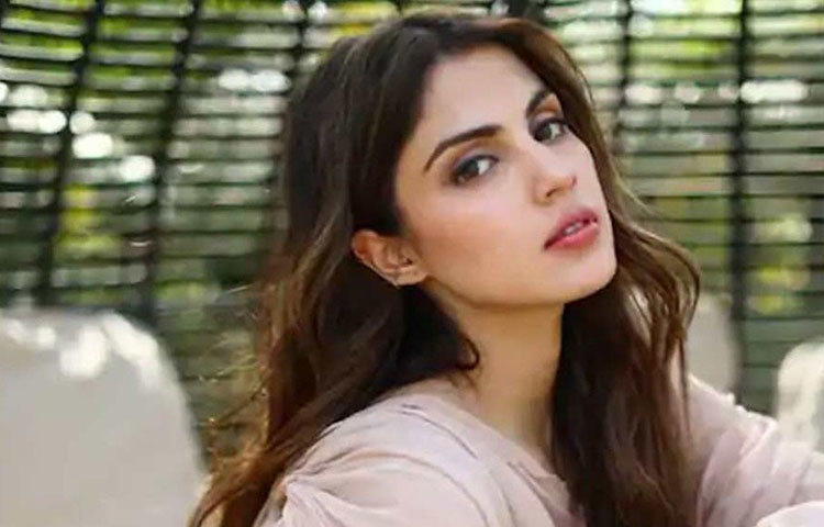 সেইসঙ্গে একগুচ্ছ প্রশ্ন সামনে এনেছেন প্রতিবাদী অভিনেত্রী। যে প্রশ্নগুলোর উত্তর আজও পাওয়া যায়নি। রিয়াকে কেন পাওয়া যাচ্ছে না থেকে শুরু করে আইপিএস বিনয় তিওয়ারিকে কোয়রান্টিনের নামে বন্দি করে রাখা- এ রকম বেশ কিছু বিতর্কিত প্রশ্নের উত্তর চেয়েছেন কঙ্গনা।