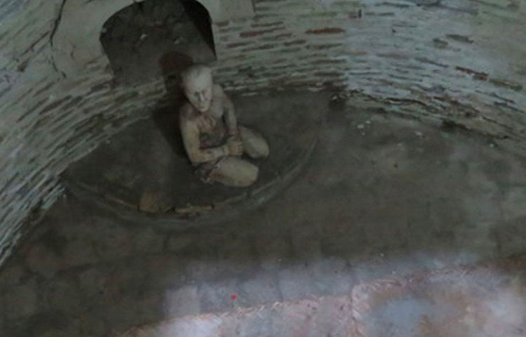 প্রথমে তার সঙ্গে ভালই ব্যবহার করা হয়েছিল। কিন্তু নাসরুল্লা যখন জানতে পারলেন, রানিকে তার লেখা চিঠির জবাব আনেনি কনোলি, তখন তাকেও ওই গর্তে ফেলে দেয়ার নির্দেশ দেন।