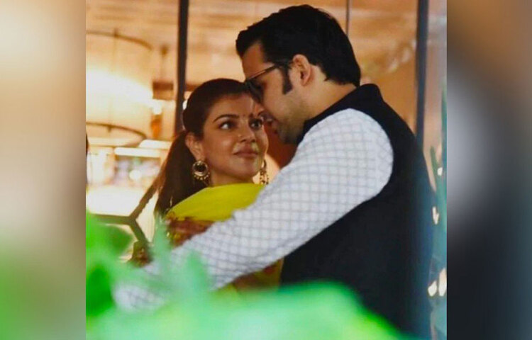 গায়েহলুদে গৌতমের সঙ্গে নানা পোজে দেদার ছবিও তুলেছেন কাজল। সেই সঙ্গে বেশ হ্যান্ডসাম লাগছিল গৌতমকেও। গোলাপি ফুলে ছড়ানো ব্যাকগ্রাউন্ডে আভা ছড়িয়েছেন হবু দম্পতিও।