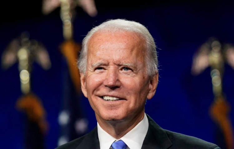 এর ১১ বছর আগে উপসাগরীয় যুদ্ধের প্রাক্কালে প্রেসিডেন্ট জর্জ এইচ ডবিøউ বুশকে সাদ্দাম হোসেনের সেনাবাহিনীর বিরুদ্ধে লড়াইয়ের অনুমোদনের বিরুদ্ধে ভোট দিয়েছিলেন বাইডেন। বাইডেনের হুঁশিয়ারি স্বত্তে¡ও উপসাগরীয় যুদ্ধের পক্ষে সিদ্ধান্ত গৃহীত হয় এবং ওই যুদ্ধে বেশ কয়েকজন মার্কিন সেনা মারা যায়।